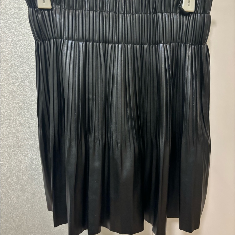 NEW WITH TAGS Avec Les Filles Faux-Ever Leather Pleated A-Line Mini Skirt Black